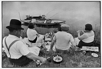 Am Ufer der Seine, 1938 © 2024 Fond. H. Cartier-Bresson/Magnum Photos